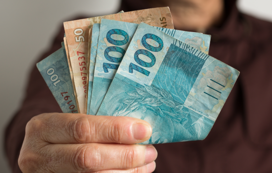 Trabalhadores nascidos em setembro e outubro recebem abono salarial
