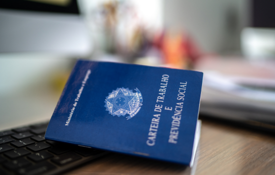 CCJ do Senado aprova PEC que acaba com jornada 6x1